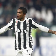 Douglas Costa pomaže Juventusu 2-0 Torinu